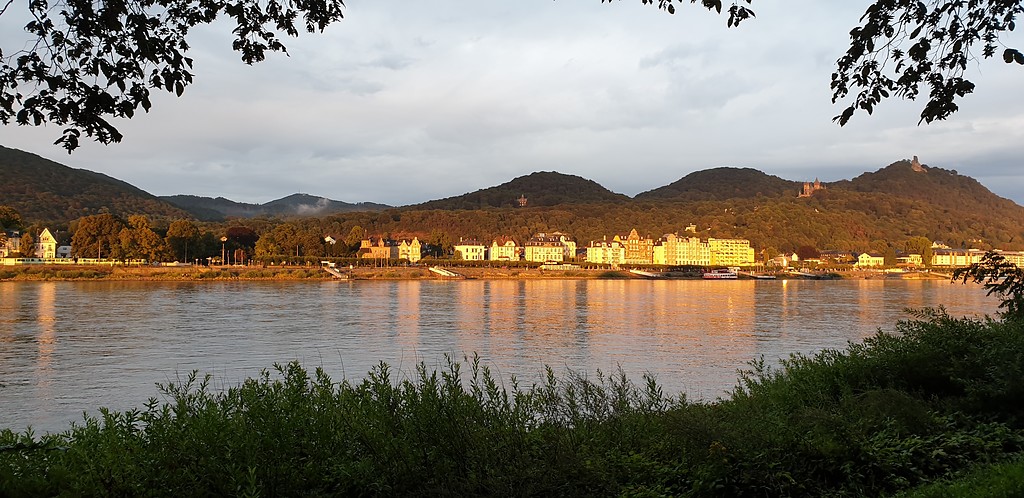Blick auf das Siebengebirge von Bonn-Mehlem aus (2019), davor der Rhein und Königswinter.
