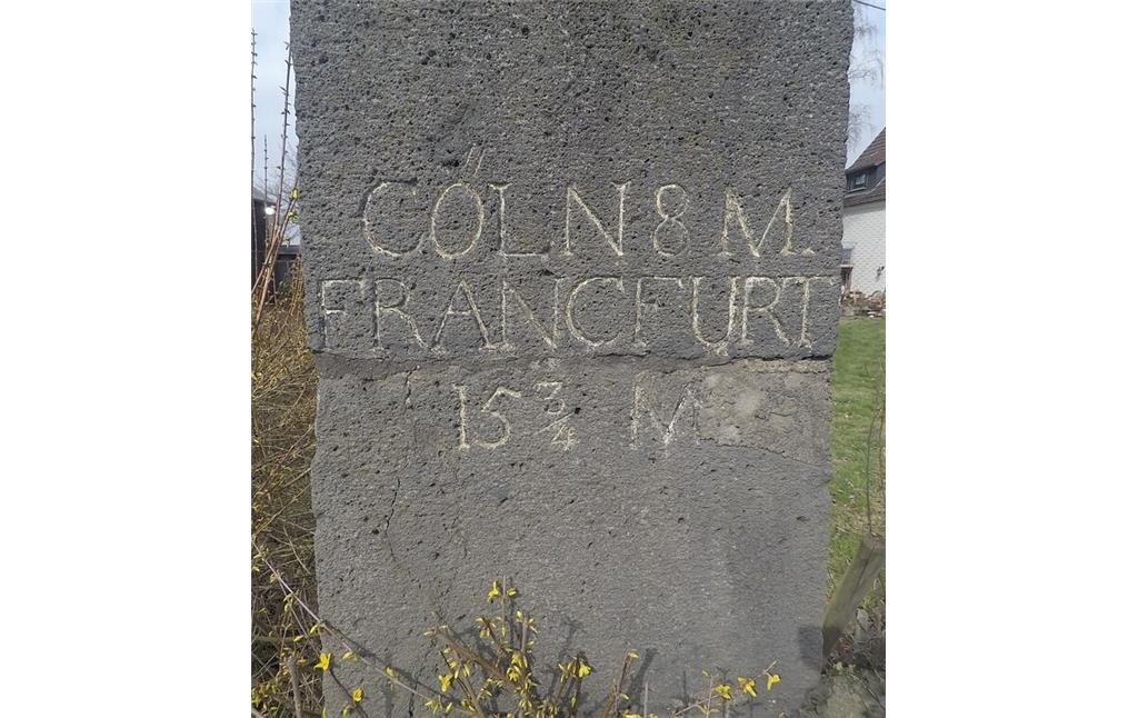 Detailaufnahme der Inschrift "CÖLN 8 M. / FRANCFURT 15 3/4 M." im unteren Teil des Preußischen Meilensteins an der Bundesstraße B 8 in Birnbach (2021)
