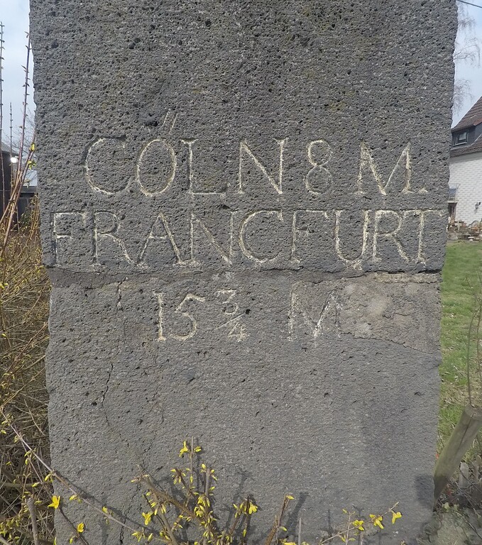 Detailaufnahme der Inschrift "CÖLN 8 M. / FRANCFURT 15 3/4 M." im unteren Teil des Preußischen Meilensteins an der Bundesstraße B 8 in Birnbach (2021)
