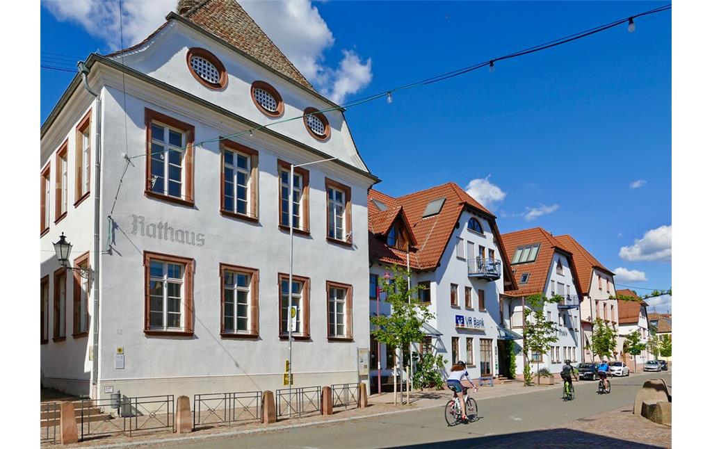 Das Rathaus in Kirrweiler (Pfalz) von der Hauptstraße aus (2021)