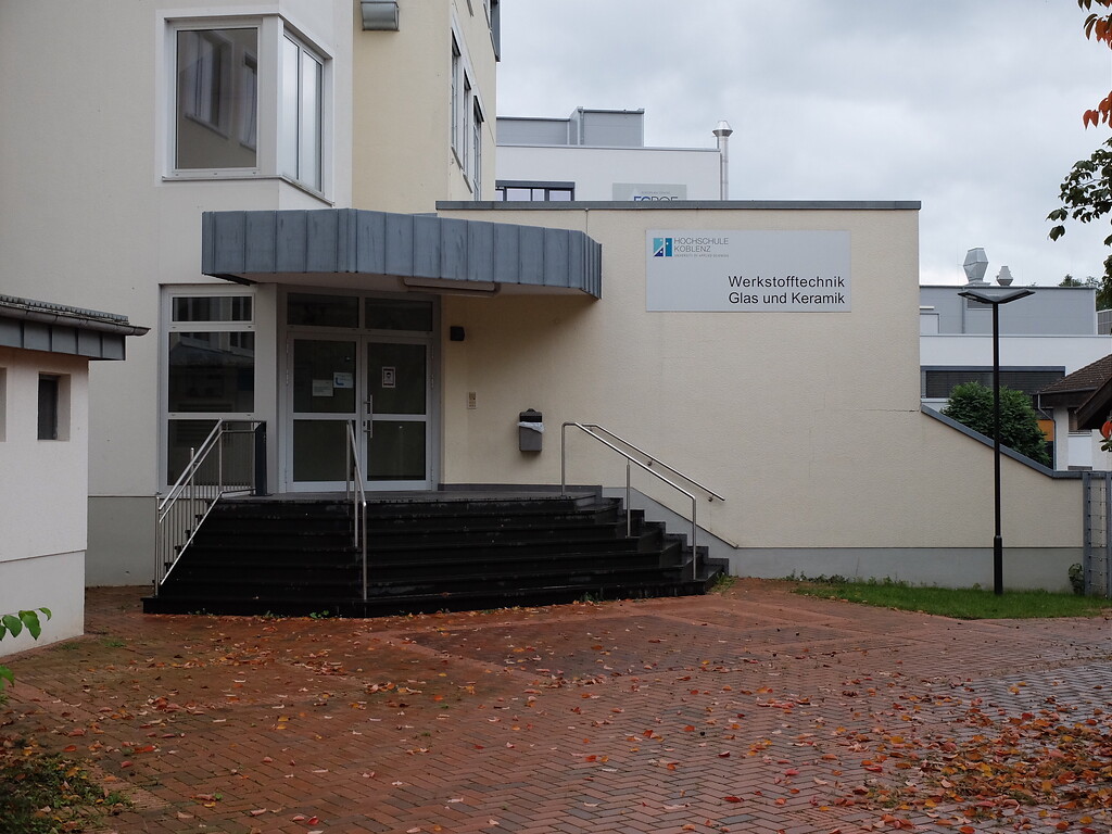 Eingang zum Institut für Werkstofftechnik Glas und Keramik des WesterWaldCampus der Hochschule Koblenz in Höhr-Grenzhausen (2020)
