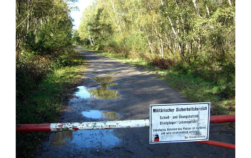 Eine Schranke auf einem Weg in der Wahner Heide versperrt den Zugang zu einem militärischen Sicherheitsbereich (2011).