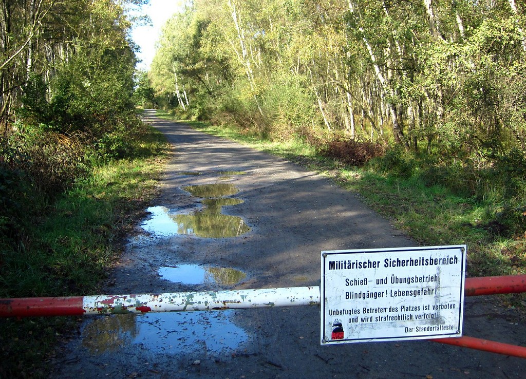 Eine Schranke auf einem Weg in der Wahner Heide versperrt den Zugang zu einem militärischen Sicherheitsbereich (2011).