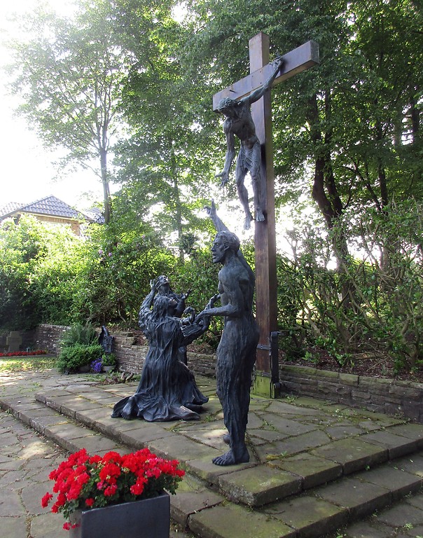 Das Kunstwerk "Mahnmal des Friedens" hinter der als Symbol und Erinnerungsort für die Schlacht im Hürtgenwald geltenden Kirche St. Joseph in Vossenack (2017).