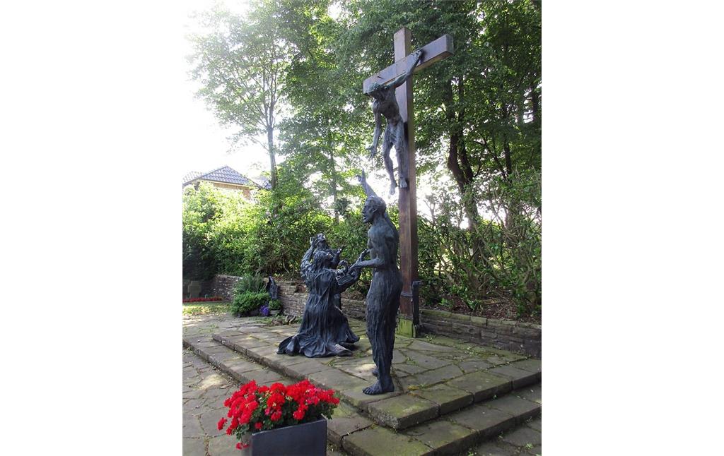 Das Kunstwerk "Mahnmal des Friedens" hinter der als Symbol und Erinnerungsort für die Schlacht im Hürtgenwald geltenden Kirche St. Joseph in Vossenack (2017).