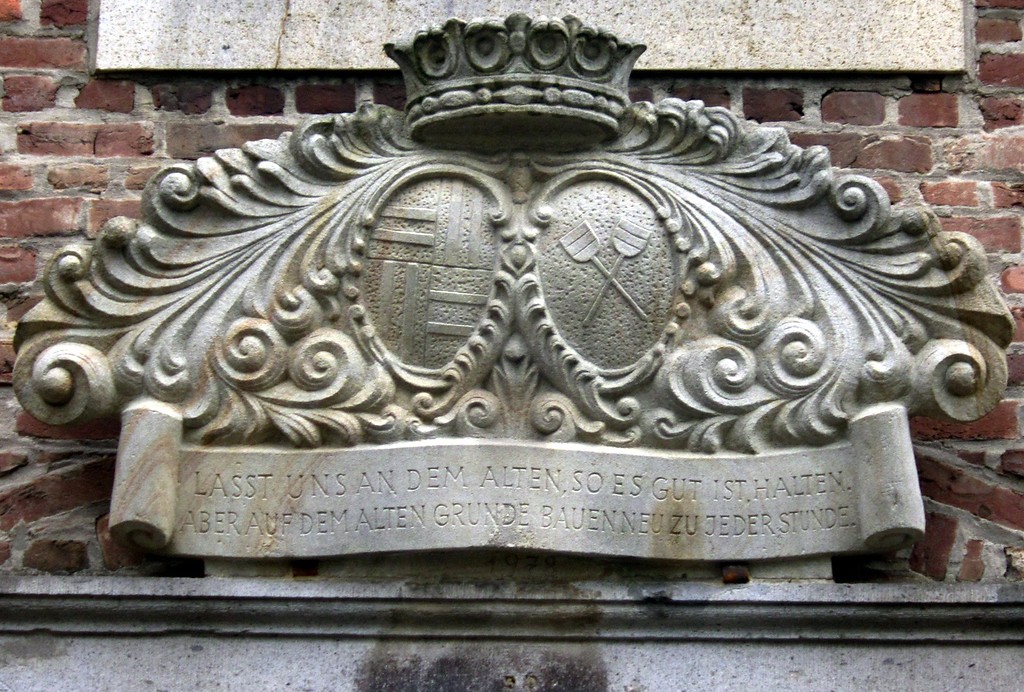 Wappentafel über einem Eingang zum Haupthaus von Schloß Bachem (2013)