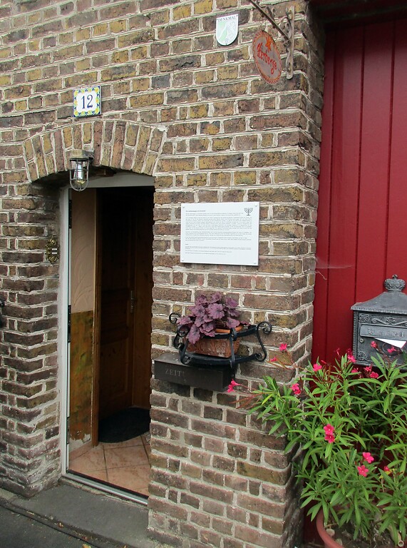 Der Eingang zu dem früheren Horn'schen Wohnhaus, in dessen im Garten gelegenen Anbau sich die frühere Landsynagoge Sinzenich befindet (2020).