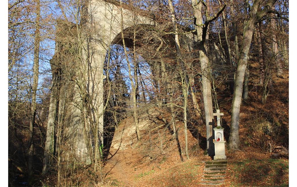 Ummigsbachtalbrücke, Reste mit Brückenbogen (2016)