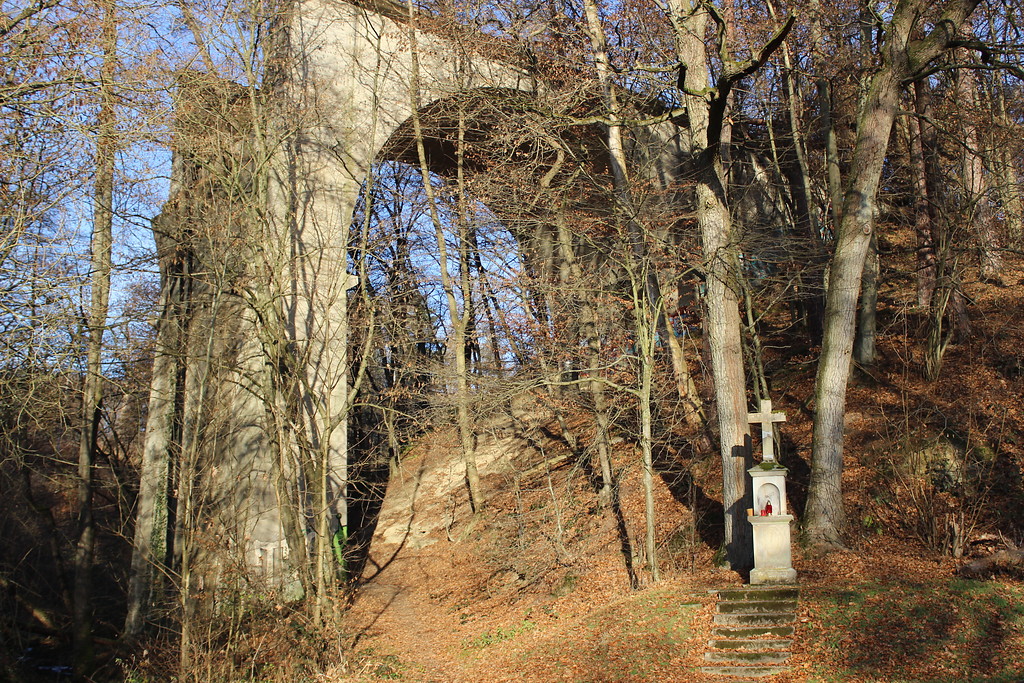 Ummigsbachtalbrücke, Reste mit Brückenbogen (2016)
