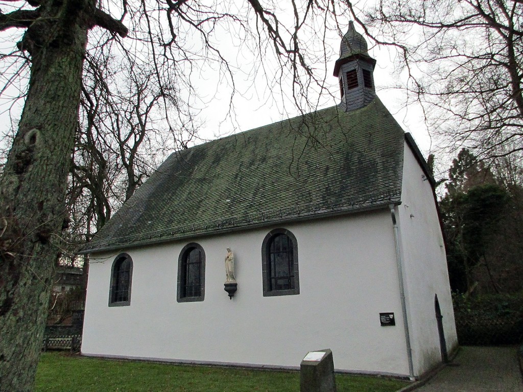 Die auch Wachtkapelle genannte Waldkapelle in Kaisersesch, Ostseite (2015).