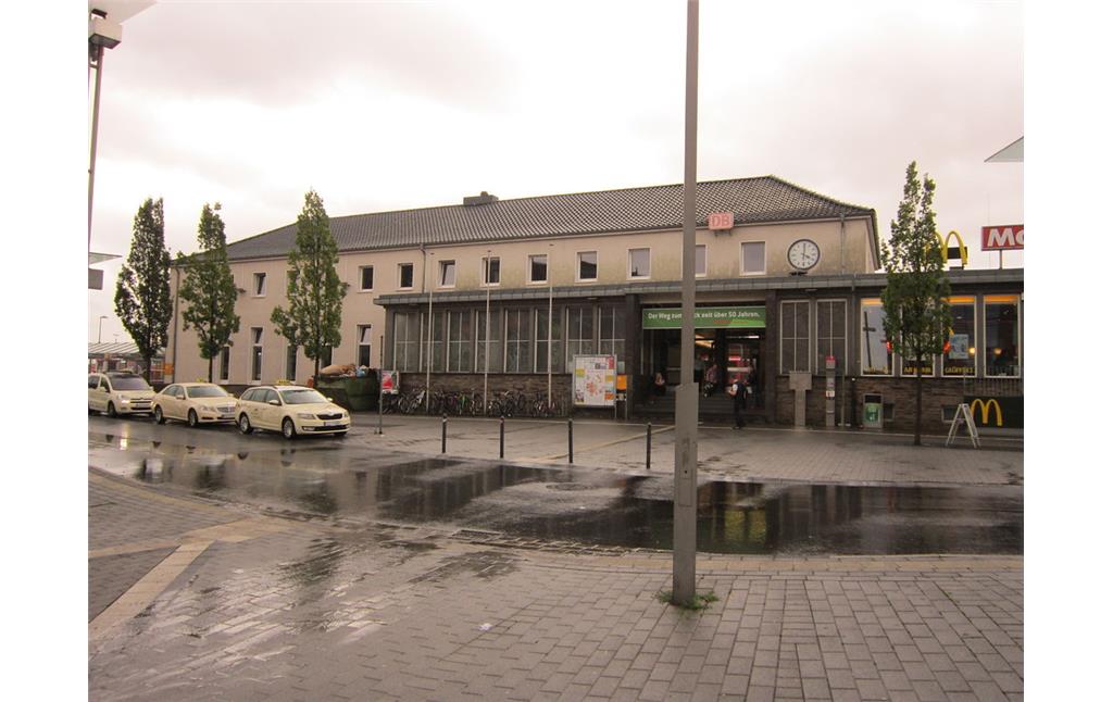 Bahnhof Euskirchen (2015). Blick von Norden über den Vorplatz auf das Empfangsgebäude.