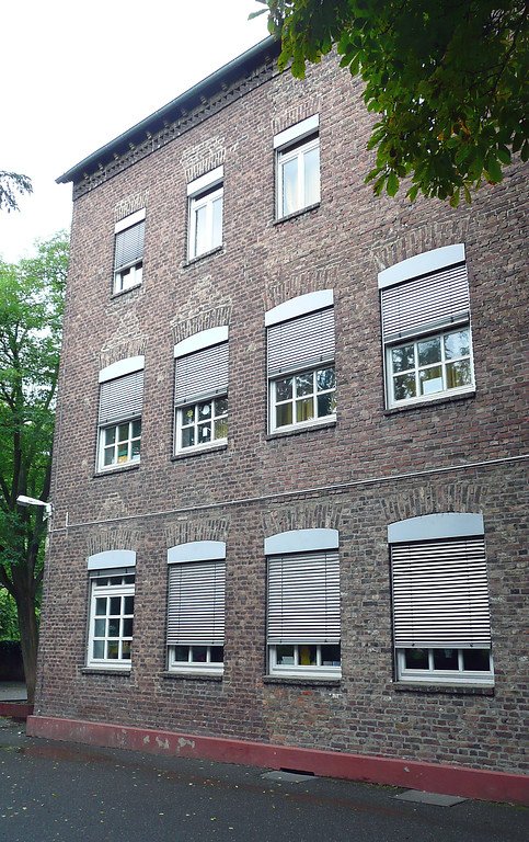 Die Ostseite des ältesten Gebäudes der heutigen Adelheidisschule in Vilich im ehemaligen Klostergelände (2014)
