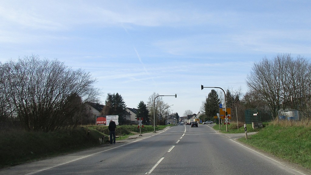 Die Gleise der Kleinbahn Siegburg - Zündorf, des so genannten "Rhabarberschlittens", queren die Provinzialstraße / Rheinstraße bei Bergheim / Mondorf (2017).