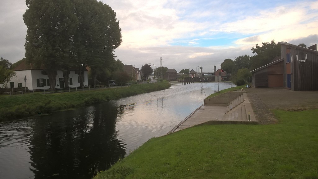 Der Spoykanal in Brienen bei Kleve mit Blick auf die Schleuse und die Brücke (2015)