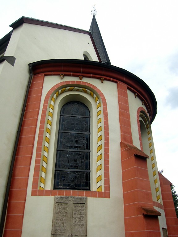 Ostchor der katholischen Pfarrkirche Sankt Walburga in Bornheim-Walberberg (2013)