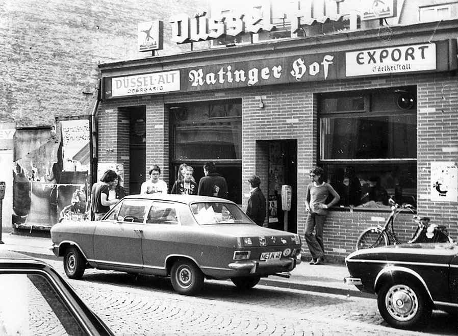 Die Künstler- und Musikkneipe "Ratinger Hof", die einst legendäre Punkrock-Kneipe in der Düsseldorfer Altstadt im Jahr 1978.