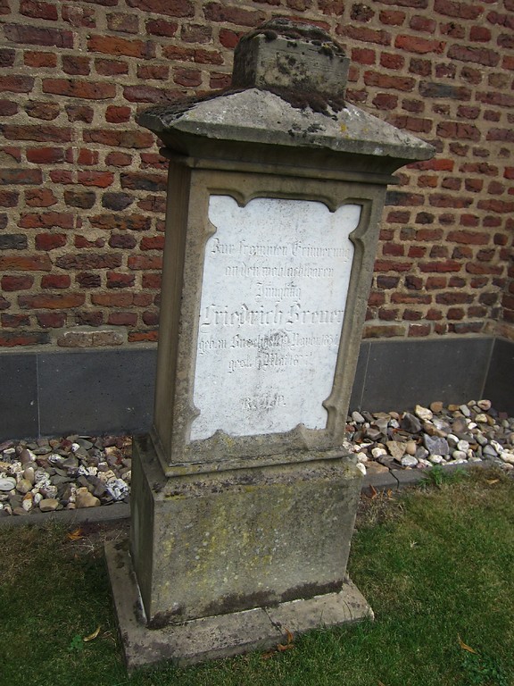 Grabstein auf dem kleinen Friedhof an der Kirche Alt St. Ulrich in Frechen-Buschbell (2013)