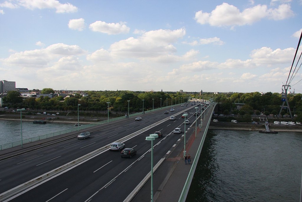 Die Kölner Zoobrücke über den Rhein, Aufnahme aus der Rheinseilbahn heraus in Richtung Westen (2009)