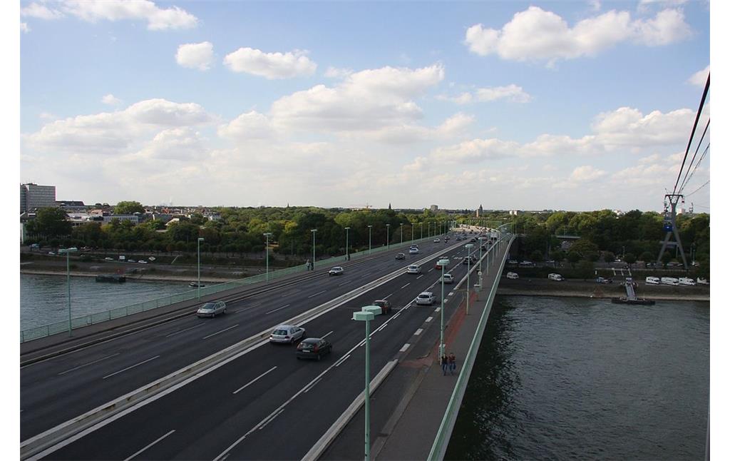 Die Kölner Zoobrücke über den Rhein, Aufnahme aus der Rheinseilbahn heraus in Richtung Westen (2009)