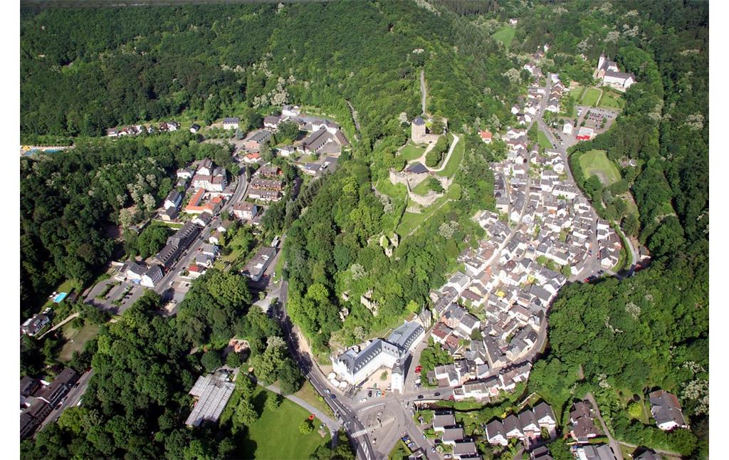 Ein Luftbild von Sayn mit Blick nach Osten auf den Strombergsporn mit der Burg Sayn (2009).