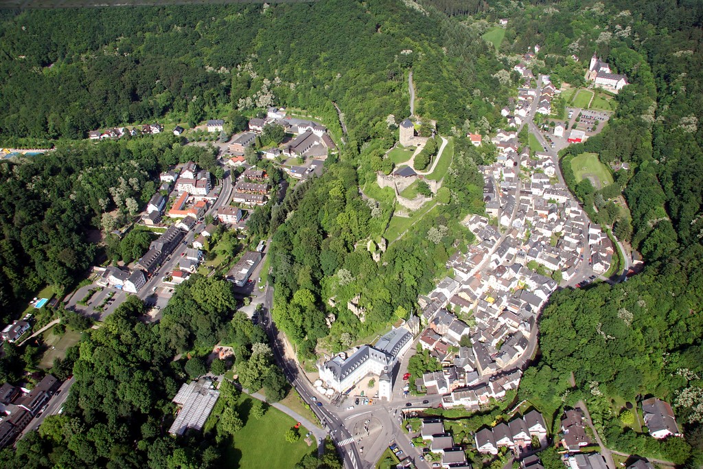 Ein Luftbild von Sayn mit Blick nach Osten auf den Strombergsporn mit der Burg Sayn (2009).