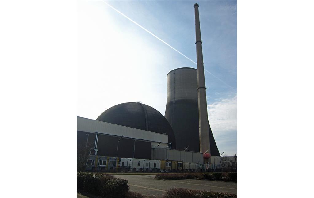 Kühlturm und Reaktorkuppel des 1986-1988 betriebenen Kernkraftwerks Mülheim-Kärlich im Neuwieder Becken am Rhein, Ansicht aus nordöstlicher Richtung (2015)