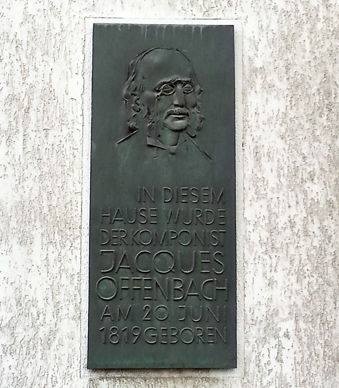 Gedenk- und Hinweistafel am Standort des 1870 abgerissenen Geburtshauses des Komponisten Jacques Offenbach in Köln, Großer Griechenmarkt 1 (2014)