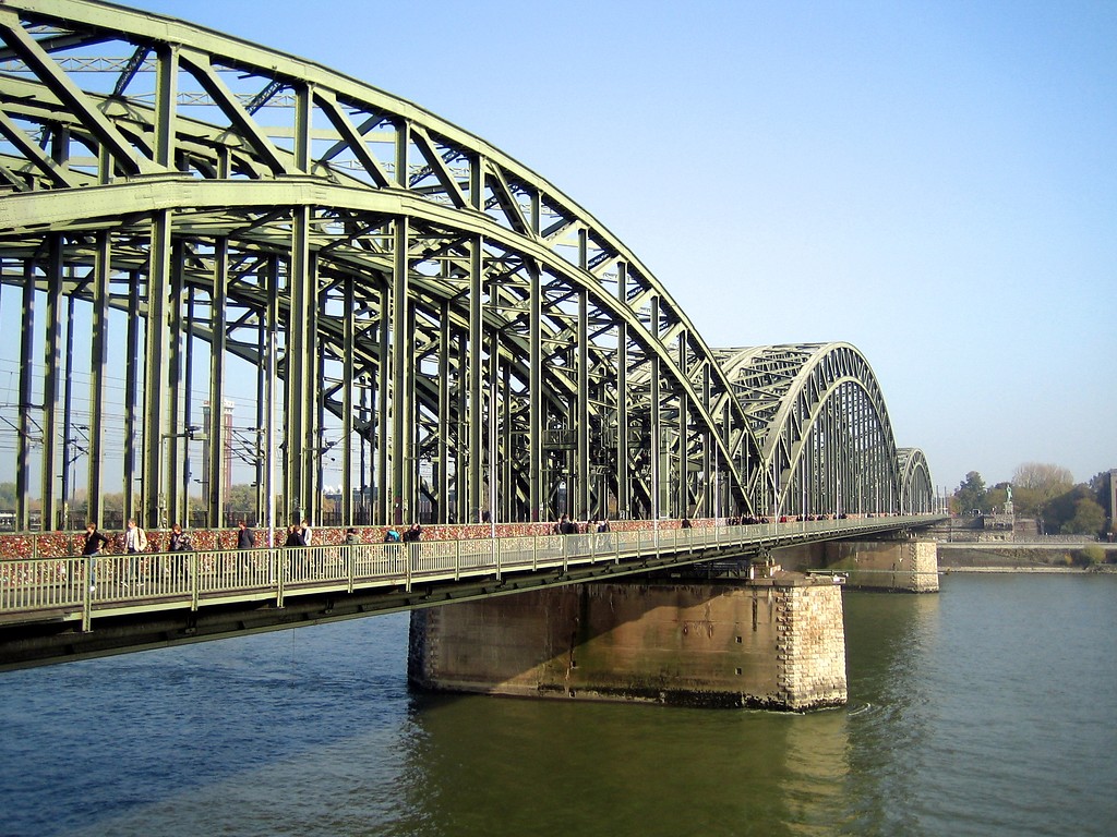 Die Hohenzollernbrücke in Köln von der linken Rheinseite aus (2012).