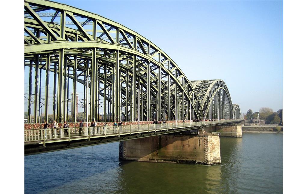 Die Hohenzollernbrücke in Köln von der linken Rheinseite aus (2012).