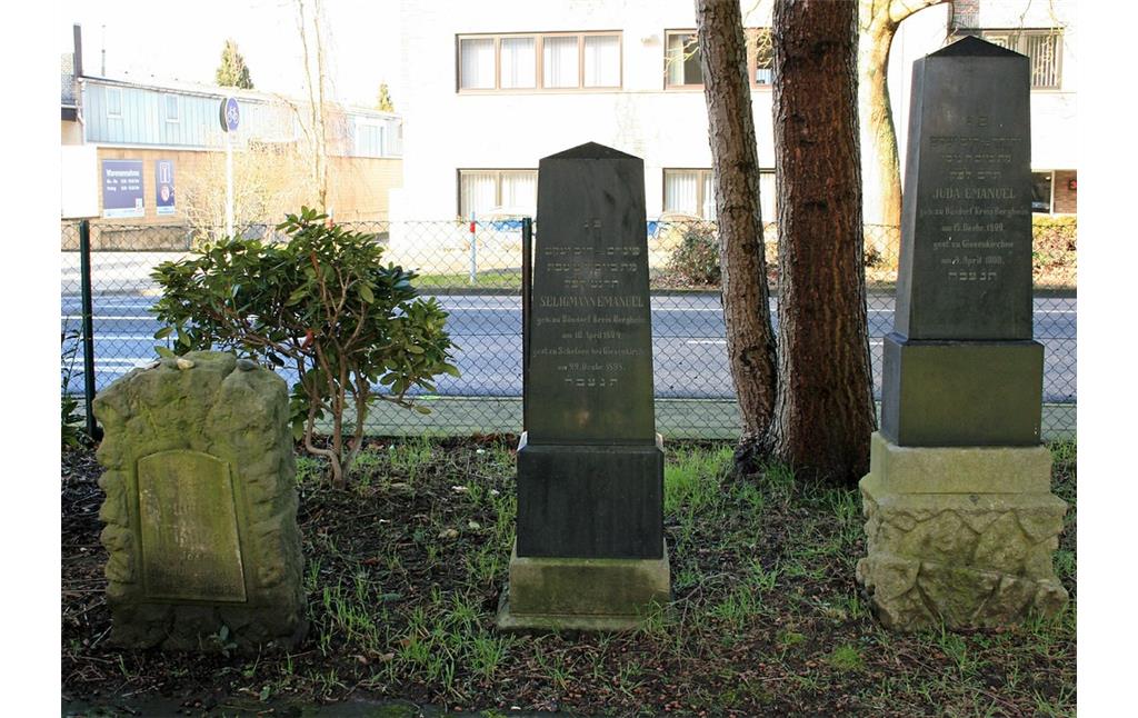 Grabsteine auf dem jüdischen Friedhof am Düvel in Giesenkirchen-Schelsen (2015).