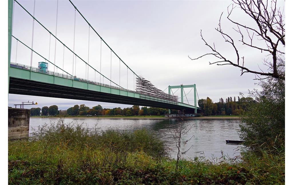 Blick auf die Rodenkirchener Autobahnbrücke mit Baugerüst in Köln-Rodenkirchen (2021).