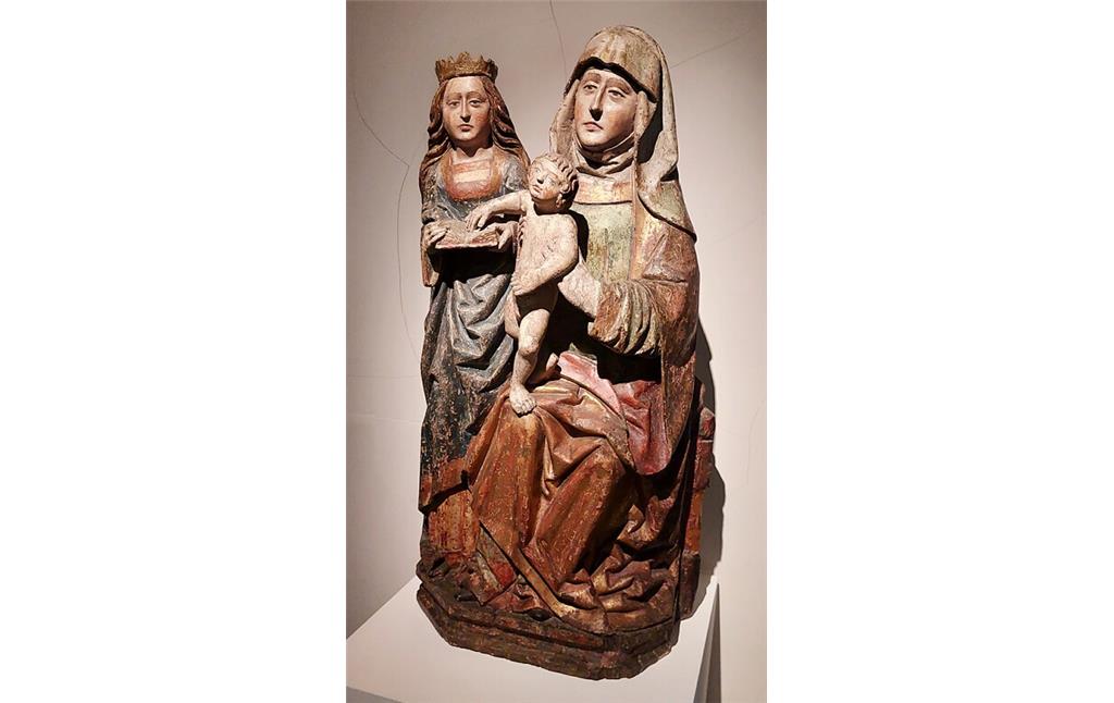 Holzfigur mit Farbfassung "Anna Selbdritt" vom Anfang des 16. Jahrhunderts im Trierer Museum am Dom (2022). Die Figurengruppe stellt Anna, die Mutter Mariens, Maria selbst und ihren Sohn Jesus dar und stammt vermutlich aus dem Kloster Stuben an der Mosel.