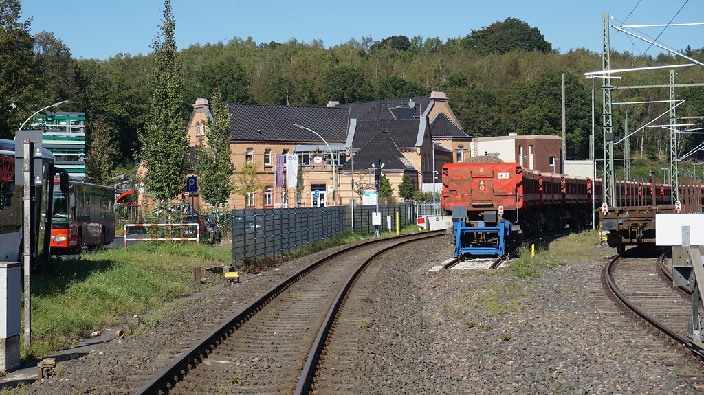 Bahnhof Stolberg (Rheinl) (2021). Blick über die (wegen Hochwasserschäden gesperrte) Strecke aus Breinig auf das Empfangsgebäude.