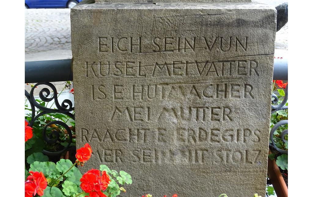 Eingravierter Spruch am Hutmacherbrunnen in Kusel (2018).