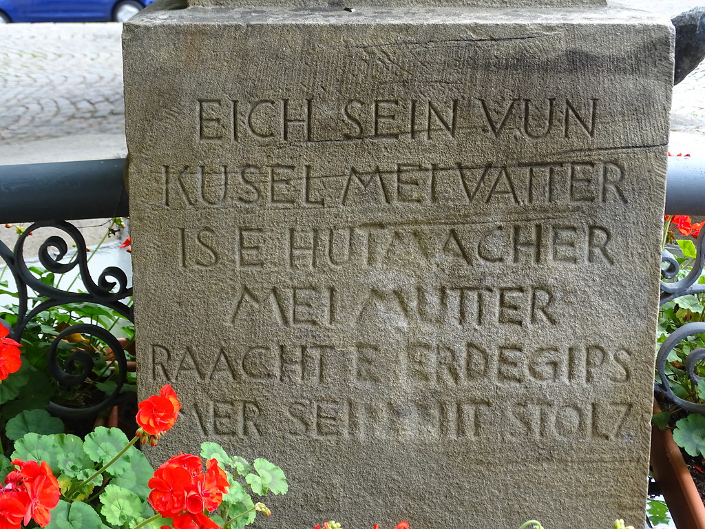 Eingravierter Spruch am Hutmacherbrunnen in Kusel (2018).