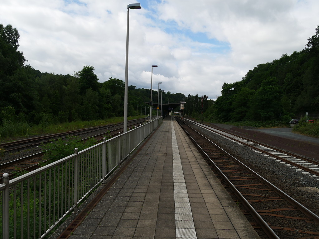 Bahnsteig auf dem Bahnhofsgelände Weilburg (2017)