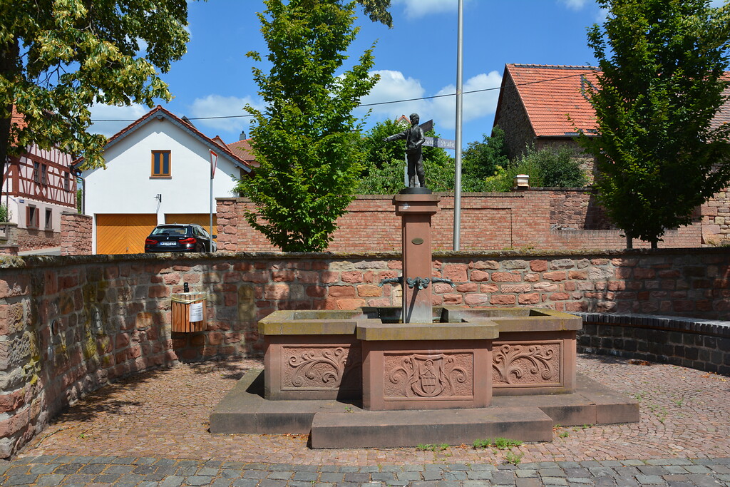 Der Brunnenplatz in der Bolander Straße in Weitersweiler (2020).