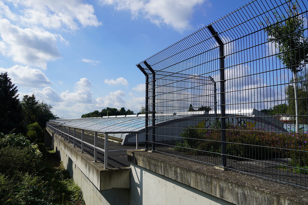 Zur Lärmreduzierung überdachter Teilabschnitt der Bundesautobahn A1 zwischen Köln-Junkersdorf und Köln-Weiden. Hier vom Fußgängerübergang Eifelallee aus fotografiert (2021)