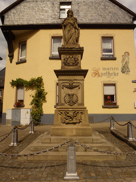 Kriegerdenkmal in Oberwesel (2016): Die Symbolfigur für Deutschland, Germania, steht auf einem dreistufigen Sockel.