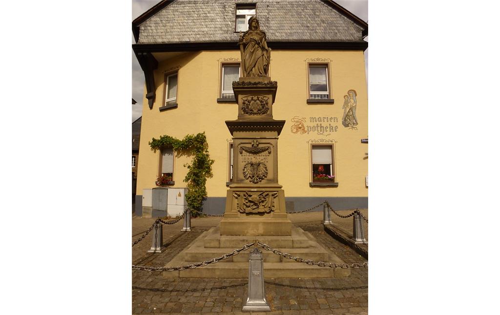 Kriegerdenkmal in Oberwesel (2016): Die Symbolfigur für Deutschland, Germania, steht auf einem dreistufigen Sockel.