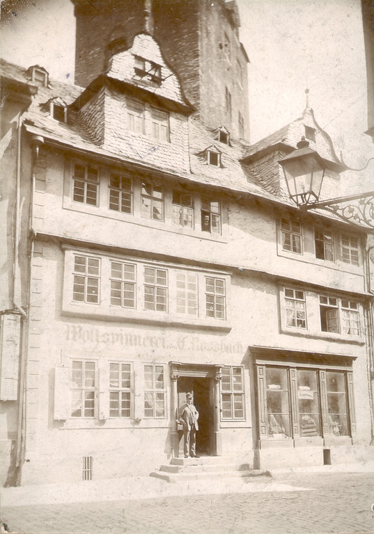 Blick auf das ursprüngliche Apothekengebäude in der Diezer Altstadt, abgerissen 1905 (Bild um 1900)