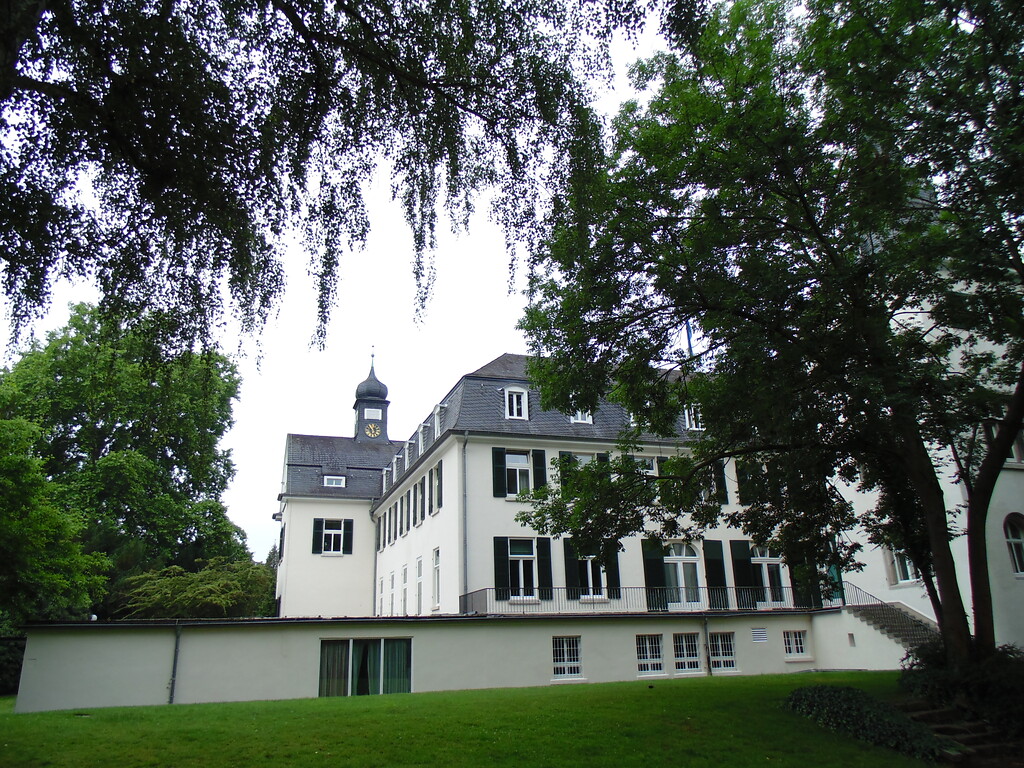Blick auf das Schloss Deichmannsaue in Bonn-Rüngsdorf von der Rheinseite aus gesehen (2020)