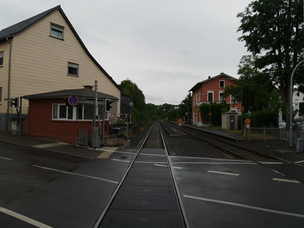 Bahnübergang nahe des Bahnhofs Runkel, im Hintergrund sind das Hauptgebäude sowie der Bahnsteig des Bahnhofs zu erkennen (2017).