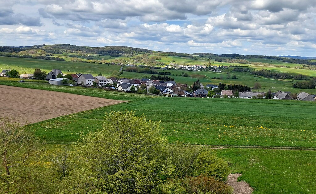 Blick auf den Ort Bereborn im Landkreis Vulkaneifel, dahinter der Ort Kolverath (2021).
