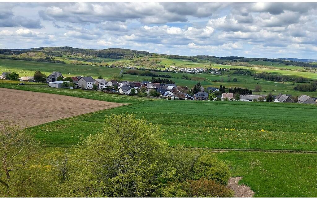 Blick auf den Ort Bereborn im Landkreis Vulkaneifel, dahinter der Ort Kolverath (2021).