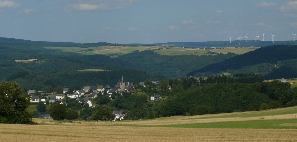 Blick auf Berglicht, das Tal der Großen Dhron, die Morbacher Mulde sowie den Idarwald-Rücken (2022)