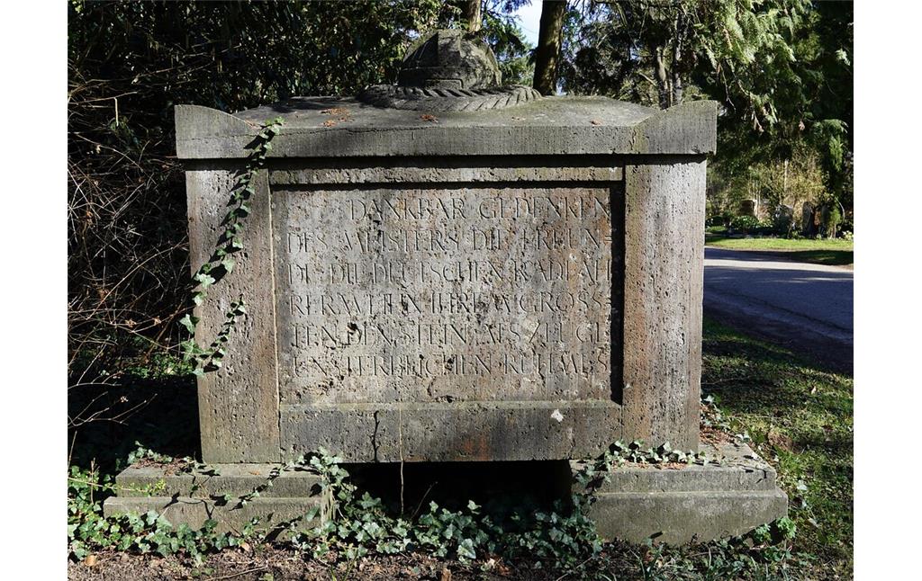 Inschrift auf dem Grab des Radrennfahrers Peter Günther auf dem Kölner Südfriedhof in Köln-Zollstock (2023).