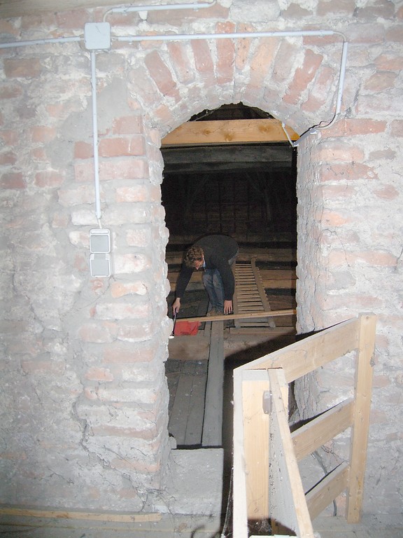 Ein Fledermausexperte untersucht das Gebälk auf dem Dachboden der Evangelischen Kirche in Sonsbeck (2008)