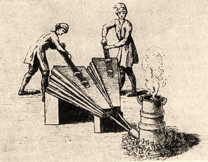 Undatierte historische Darstellung zur Gewinnung von Eisen durch die Verhüttung von Eisenerz durch einen mit Blasebälgen befeuerten Rennofen.