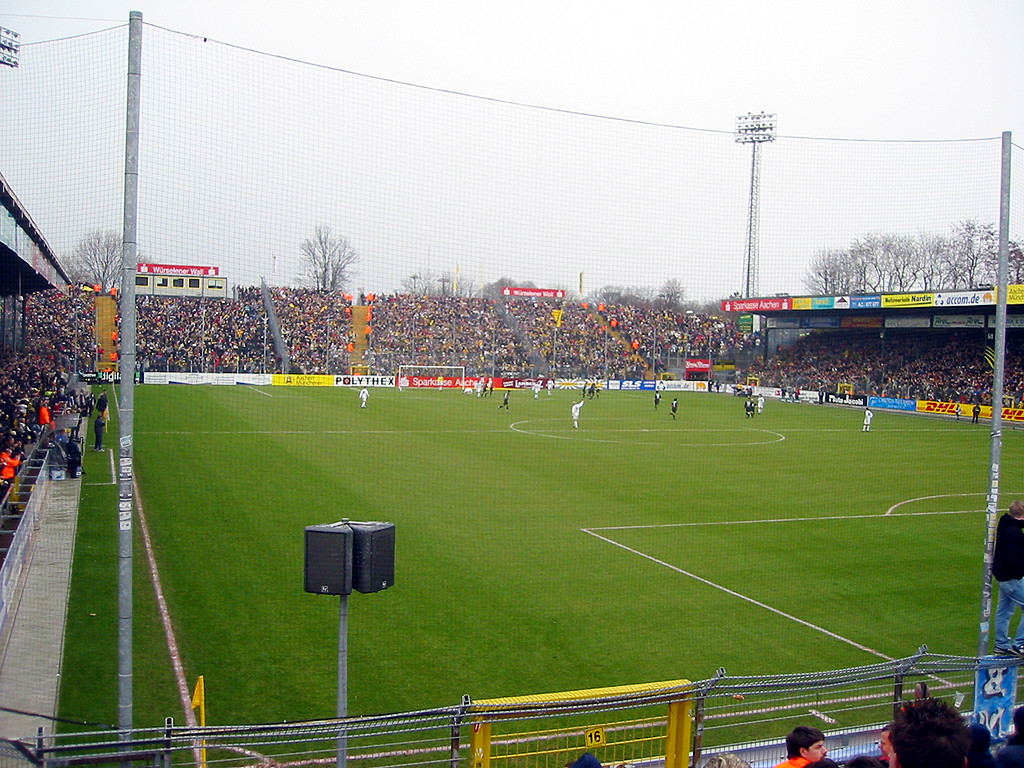 Spielfläche und die vollbesetzte Nordtribüne (Würselener Wall) des Aachener Tivoli-Stadions während eines Spiels der Zweiten Fußball-Bundesliga (Alemannia Aachen - Eintracht Trier, 2005)